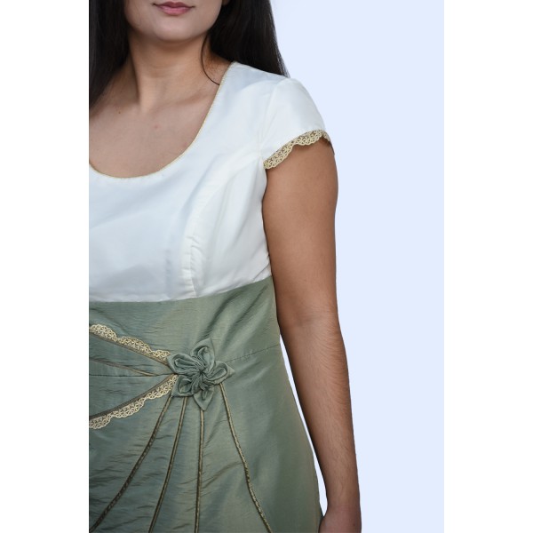 Φόρεμα εκρού-πράσινο με χρυσές λεπτομέρειες Μεγάλα Μεγέθη