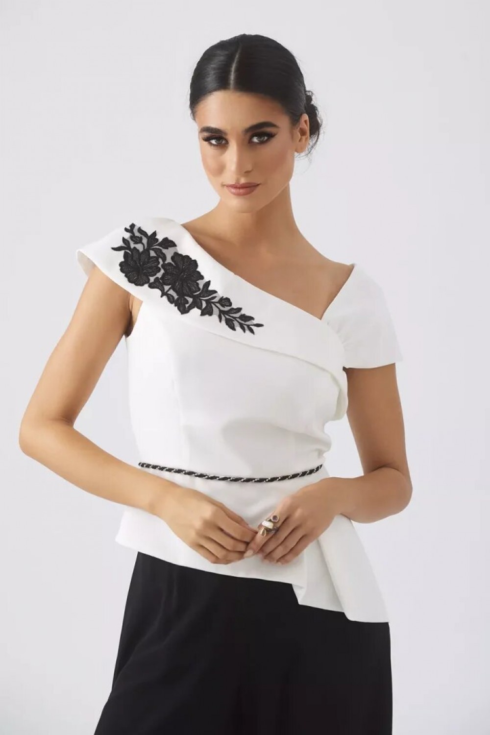 Τοπ ασπρόμαυρο με κέντημα  Μπλούζες
